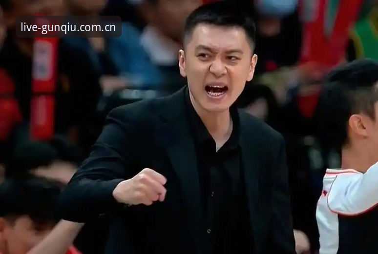 杨鸣评价C罗压力的背后——一场前锋进球潮的观察笔记